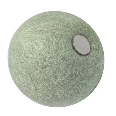 Boule en feutre verte avec détail magnétique argenté, adaptée pour jeu interactif ou décoration.