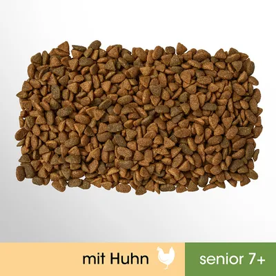 Suché krmivo ve tvaru granulí, text: mit Huhn, senior 7+