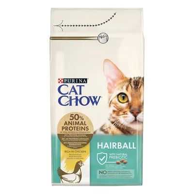 Purina Cat Chow Hairball, 50% białka zwierzęcego, bogata w kurczaka, z naturalnym prebiotykiem, bez sztucznych barwników i konserwantów. Opakowanie z kotem.