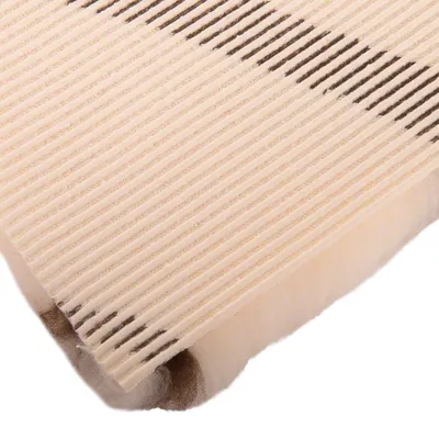 Lähikuva beige-valkoisesta matosta, jossa on liukumaton pinta ja pehmeä alapuoli.
