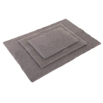 Covorașe pentru câini gri, dreptunghiulare, suprapuse în trei dimensiuni. Material pufos vizibil.