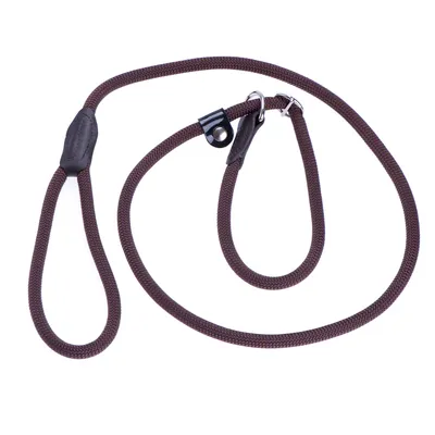 Laisse en corde marron avec poignée et boucle réglable, éléments en métal et plastique visibles.