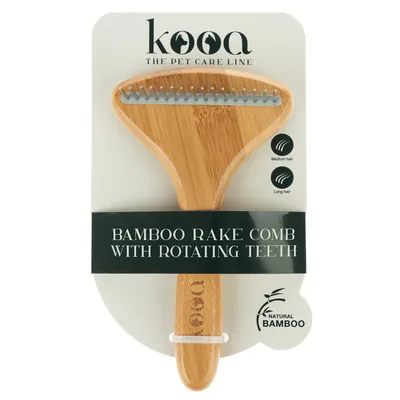 kooa THE PET CARE LINE, pettine rastrello in bambù con denti rotanti, indicato per pelo medio e lungo, scritta NATURAL BAMBOO visibile sulla confezione