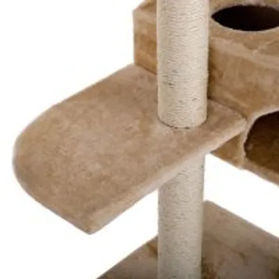 Zbliżenie na drapak dla kota z beżową półką pokrytą tkaniną i słupkiem owiniętym sznurkiem sizalowym, widoczne wejście do budki.