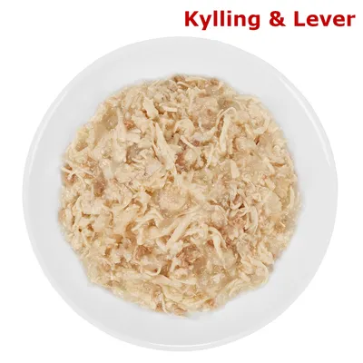 Hvid tallerken med vådfoder, synlige stykker kylling og lever. Tekst øverst: Kylling & Lever.