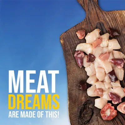 "Meat Dreams are made of this!" Text über einem Holzbrett mit rohen Fleischstücken.
