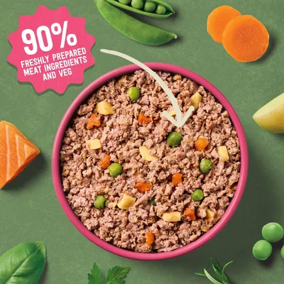 Bowl of minced food with visible peas, carrots and other vegetables. Text states 90% freshly prepared meat ingredients and veg.