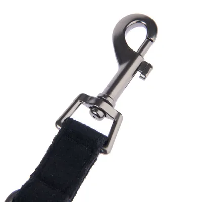 Mousqueton en métal avec sangle en tissu noir, adapté pour fixation sur laisses ou accessoires.