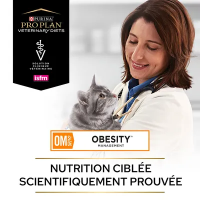 Purina Pro Plan Veterinary Diets, Solution clinique vétérinaire, ISFM, OM St/Ox Obesity Management, Nutrition ciblée scientifiquement prouvée. Chat tenu par une personne en blouse blanche.