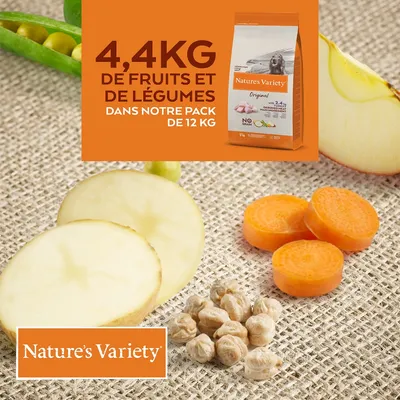 Texte : 4,4 kg de fruits et de légumes dans notre pack de 12 kg. Nature's Variety Original. Image du paquet, tranches de pomme de terre, carotte, pois chiches, pomme, pois.