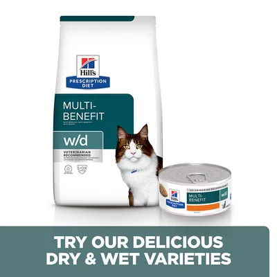 Hill's Prescription Diet Multi-Benefit w/d macskaeledel száraz és nedves változatban, csomagoláson macskakép és márkanév látható. Angol szöveg: TRY OUR DELICIOUS DRY & WET VARIETIES.