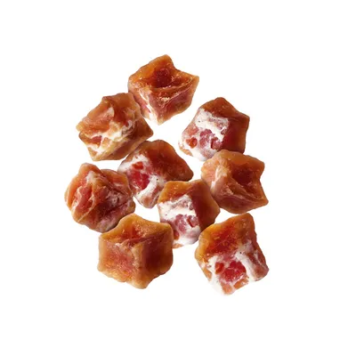 Mehrere kleine, würfelförmige Snacks mit einer Mischung aus orangefarbenem Fleisch und weisser Füllung.