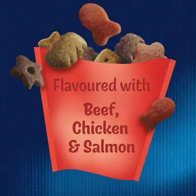 Flavoured with Beef, Chicken & Salmon feliratú kép különböző formájú szárazeledel darabokkal. A szöveg angol nyelvű.