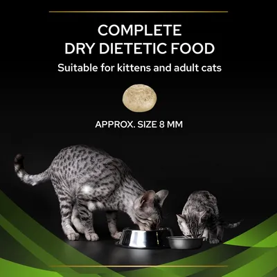COMPLETE DRY DIETETIC FOOD. Suitable for kittens and adult cats. APPROX. SIZE 8 MM. Εικόνα με δύο γάτες που τρώνε από μεταλλικά μπολ και μία κροκέτα διαμέτρου περίπου 8 mm.