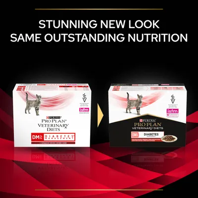 Kaksi Purina Pro Plan Veterinary Diets DM Diabetes Management -kissanruokapakkausta, vanha ja uusi ulkoasu. Teksti englanniksi: Stunning new look, same outstanding nutrition.
