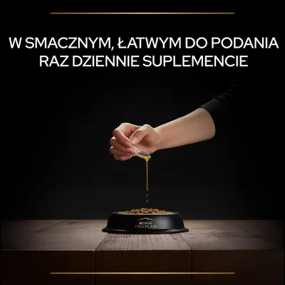 Tekst: W smacznym, łatwym do podania raz dziennie suplemencie. Ręka wlewa płyn do miski z karmą Purina Pro Plan.