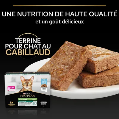 Terrine pour chat au cabillaud Purina Pro Plan Sterilised Adult, boîte visible avec label isfm et morceaux de terrine sur assiette. Texte : nutrition de haute qualité, goût délicieux.