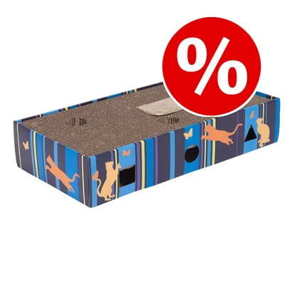 Rascador rectangular de cartón para gatos con dibujos de gatos y mariposas sobre fondo azul. Círculo rojo con símbolo de porcentaje blanco indica oferta o descuento visible.