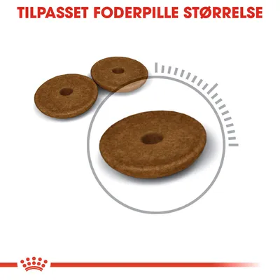 Tre brune foderpiller med hul i midten, tekst øverst: TILPASSET FODERPILLE STØRRELSE