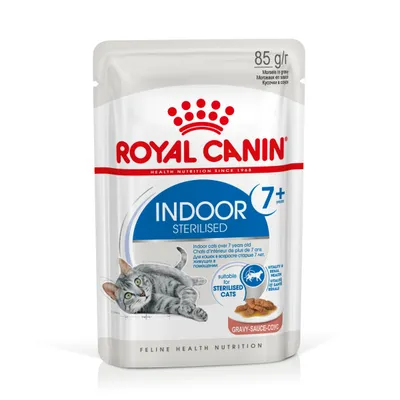 ROYAL CANIN Indoor Sterilised 7+ mokra karma dla kotów, 85 g. Widoczny napis: suitable for sterilised cats, gravy-sauce, obraz kota i kawałków karmy w sosie.