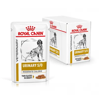 ROYAL CANIN VETERINARY URINARY S/O MODERATE CALORIE thin slices in gravy, saszetka i opakowanie zbiorcze z wizerunkiem psa na białym tle