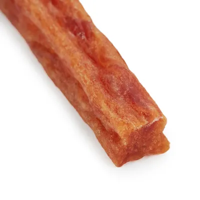 Krupni plan crvenkastosmeđeg žvakaćeg snacka izduženog oblika, pogodan kao poslastica ili snack.