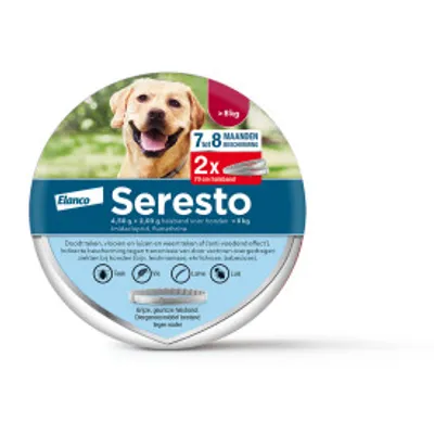 Seresto halsband voor honden >8 kg, 7 tot 8 maanden bescherming, 2x in verpakking. Elanco merknaam zichtbaar. Tekst: vlooien, teken, luizen. Beeld van een hond op de verpakking.