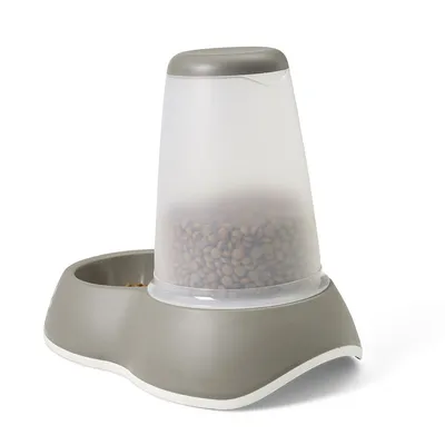 Harmaa muovinen automaattiruokinta-astia, jossa läpinäkyvä säiliö täynnä kuivaruokaa ja erillinen ruokakuppi vieressä.