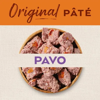 Original Pâté PAVO, imagen de trozos de paté en un cuenco de madera. Texto visible: Original Pâté, PAVO.