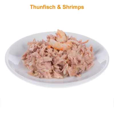 Porcija hrane na tanjuru s komadićima tune i kozica. Vidljiv natpis: Thunfisch & Shrimps (tekst na njemačkom jeziku).