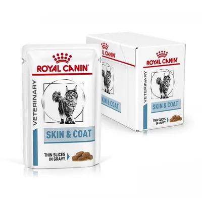 ROYAL CANIN VETERINARY SKIN & COAT Thin Slices in Gravy – saszetka i opakowanie z wizerunkiem kota, widoczne kawałki karmy w sosie.
