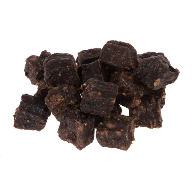 Gustări pentru câini, cuburi închise la culoare din carne uscată, fără ambalaj vizibil sau marcaj de marcă.