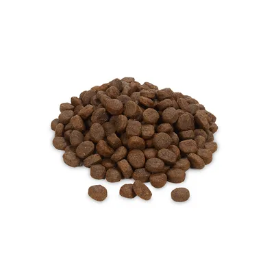 Granule de hrană uscată pentru animale, formă rotundă, culoare maro, prezentate într-o grămadă pe fundal alb.