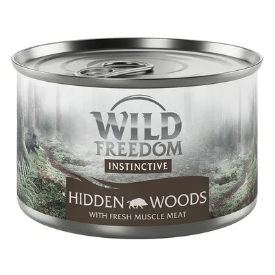Boîte de nourriture avec texte visible : Wild Freedom Instinctive Hidden Woods with fresh muscle meat. Forêt en arrière-plan sur l’étiquette.