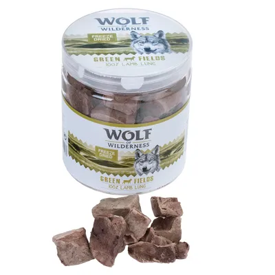 Wolf of Wilderness Green Fields 100% Lamb Lung -pakastekuivattu koiranherkku, näkyvissä purkki ja irtopaloja. Etiketissä susikuva ja teksti Freeze Dried.