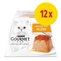 Purina Gourmet Revelations mousse mit Huhn, confezione da 12x. Immagine di un gatto bianco e una mousse su piatto. Testo in tedesco visibile sulla confezione.