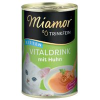 Miamor Trinkfein Vitaldrink mit Thun, ohne Milch, 24x Dosen. Katze trinkt aus Schale mit Flüssigkeit.