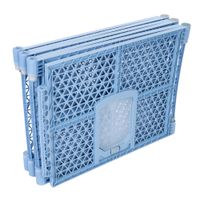 Elemento a griglia pieghevole blu in plastica con porta integrata, adatto per recinzioni flessibili o recinti.
