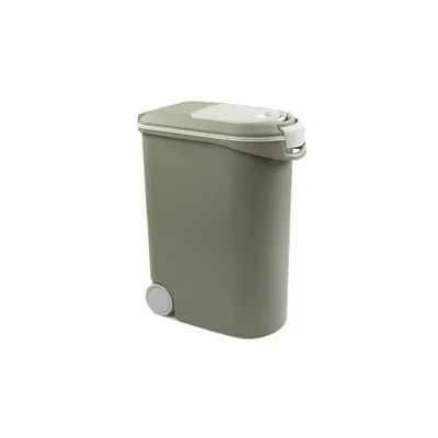 Grande contenitore verde in plastica con coperchio e due rotelle, adatto per conservare crocchette o altre provviste. Grande contenitore verde in plastica con coperchio e due rotelle, adatto per conservare crocchette o altre provviste.