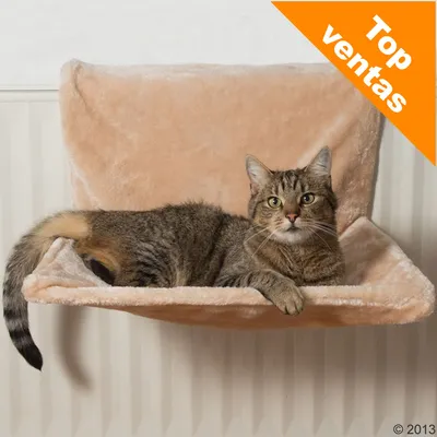 Gato tumbado en una hamaca beige de felpa para radiador. Esquina superior derecha con texto: Top ventas.