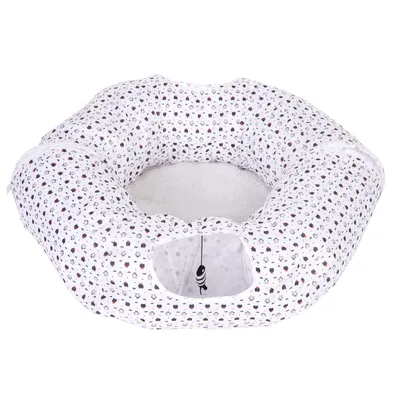 Rundes weisses Kuschelbett mit Katzenmuster, weicher Innenfläche und integriertem Spielzeug an der Öffnung.