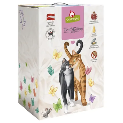 Опаковка GranataPet DeliCATessen с илюстрация на две котки, пеперуди и мишка. Видими текстове: Made in Austria, No animal testing, pomegranate seeds, salmon oil, green lipped mussel, grain free.