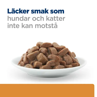 Text: Läcker smak som hundar och katter inte kan motstå. Skål med bruna bitar av våtfoder i sås.