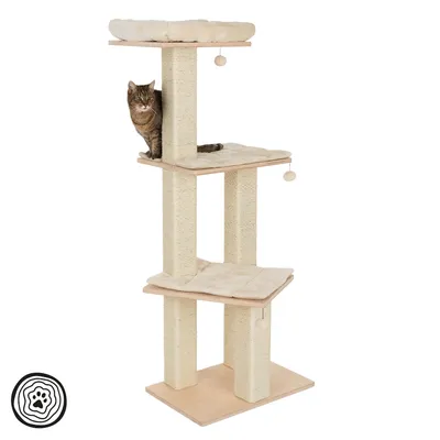 Kratzbaum mit vier Ebenen, Sisalstämmen und gepolsterten Liegeflächen. Beige Farbton, inklusive Spielbällen. Katze sitzt auf mittlerer Ebene.