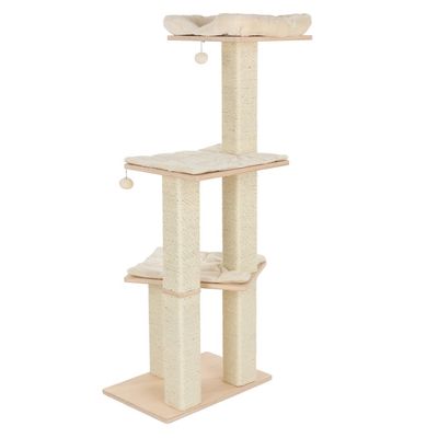 Árvore para gatos com três plataformas almofadadas em bege, postes revestidos a sisal e duas bolas penduradas. Base retangular em madeira clara visível.