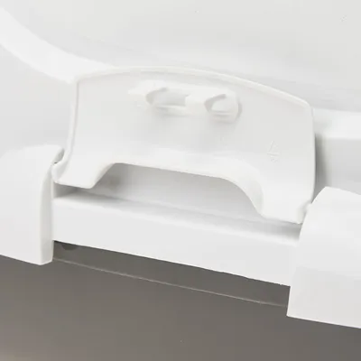 Close-up of a white plastic closure with PP recycling symbol, suitable for securely sealing containers.
