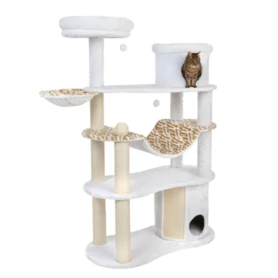 Arbre à chat à plusieurs niveaux, avec niche, hamac et surfaces de repos en blanc et beige. Un chat est assis sur la plateforme supérieure.