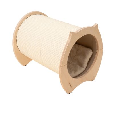 Kattmöbel av trä med klösdel och vadderad liggyta. Grå katt sitter ovanpå möbeln.