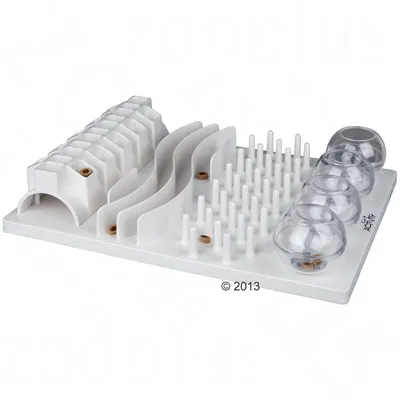 Plateau d’activité Catit Senses en plastique blanc avec divers modules, pics, tunnels et 4 bols transparents, croquettes visibles dans les compartiments.