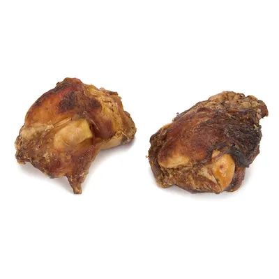 Due ossa di maiale cotte al forno, marroni e croccanti, visibili come snack da masticare naturale.